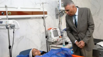 تواصل عاجل.. محافظ أسوان يتابع حالة المصابين ويطمئن أولياء الأمور بعد حادث الأتوبيس